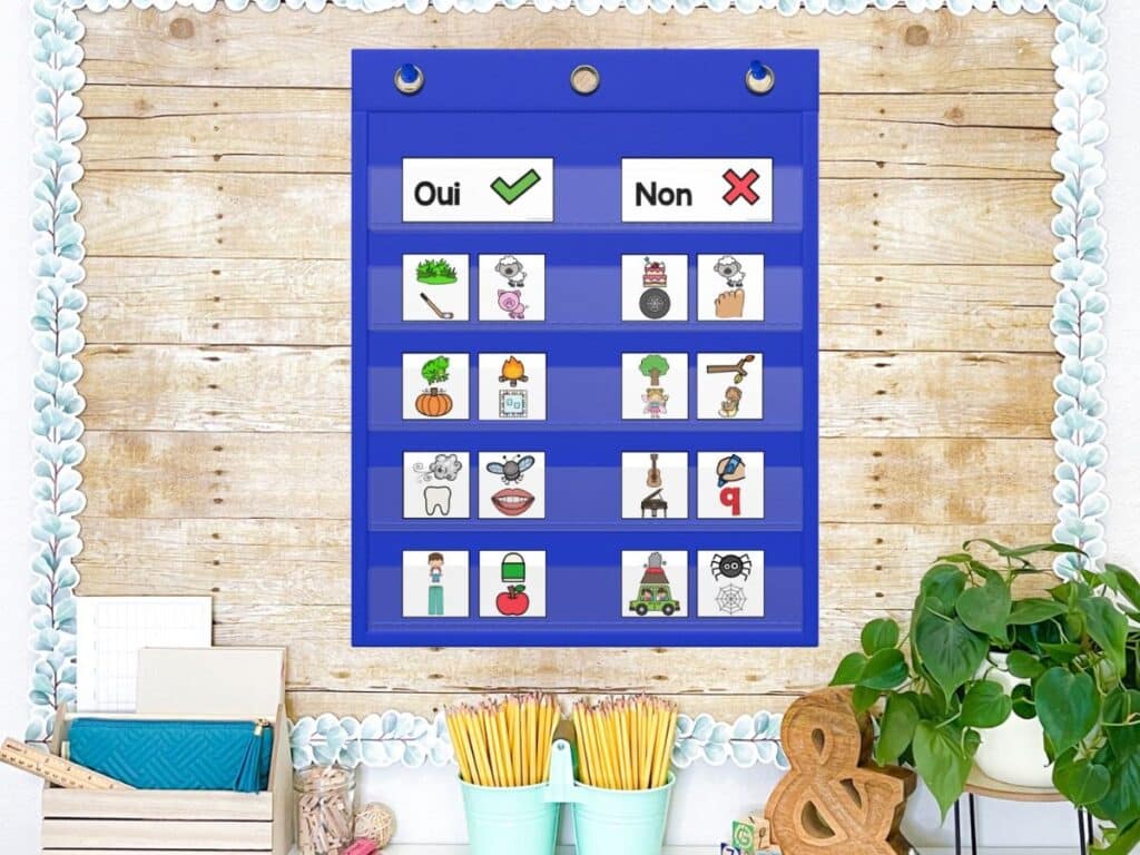 A pocket chart with a French rhyming words centre displayed.